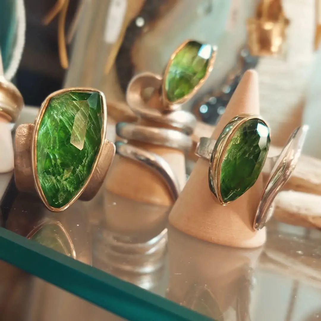 Ασημένια δαχτυλίδια με πέτρα περίδοτο (peridot gem)